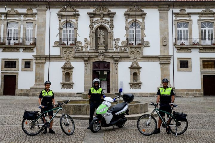 La Policía Municipal de Guimarães patrulla en bicicleta