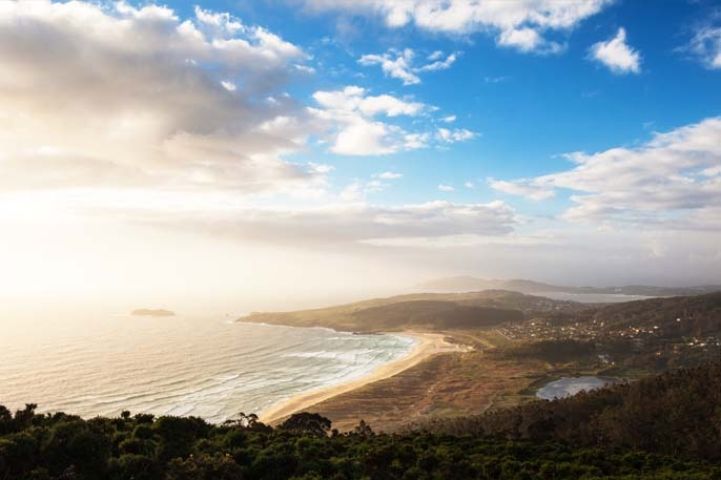 Seis ciudades del Eixo Atlántico obtienen casi el 25% de total de las banderas azules gallegas este año