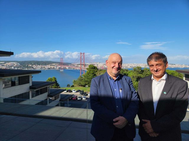 El secretario general del Eixo Atlántico, Xoán Vázquez Mao, se reúne en Lisboa con el vicepresidente de Infraestruturas de Portugal, Carlos Fernandes, para conocer el estado del desarrollo de la línea ferroviaria Ferrol-Lisboa en el contexto de la próxima
