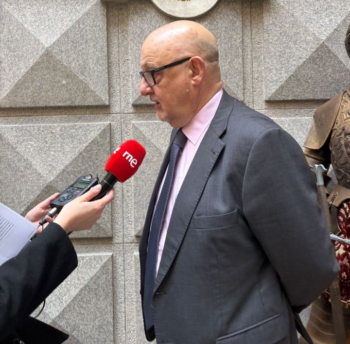 "Alfonso Rueda debería enredear menos e traballar máis"