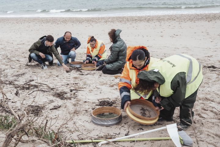 A aseguradora do buque contratatará a persoal de Ribeira, municipio do Eixo Atlántico, para a limpeza de praias