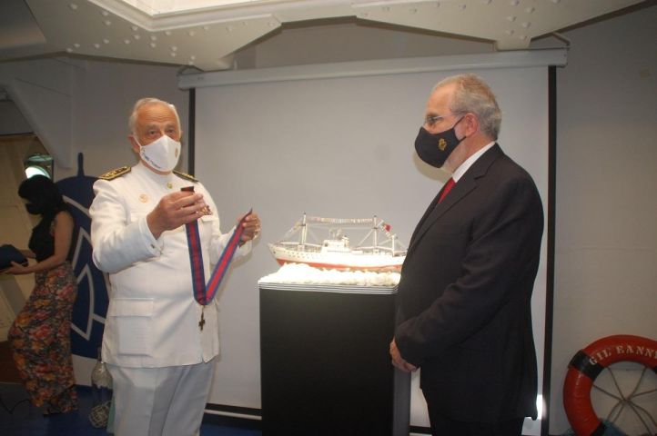 José Maria Costa condecorado com a Medalha da Cruz de São Jorge