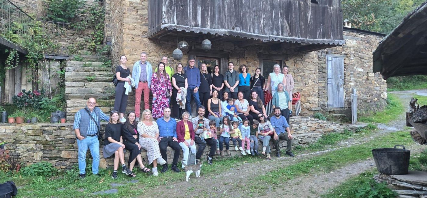 Expertos de siete países europeos visitan en Navia de Suarna el proyecto de repoblación rural impulsado por Óliver Laxe
