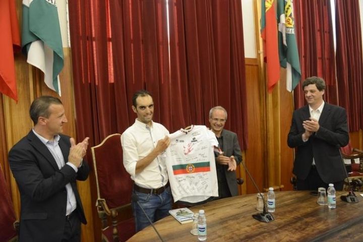 O ciclista José Mendes homenaxeado en Guimarães