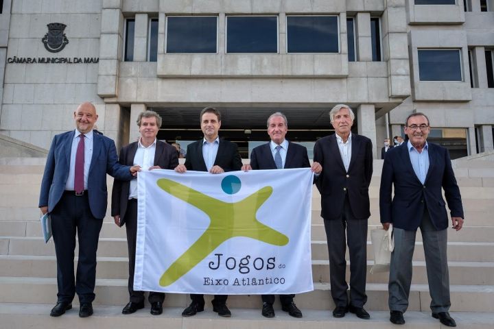 Maia recibe la bandera de los Xogos do Eixo Atlántico de su anterior sede