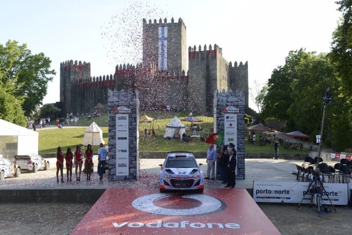 Rally de Portugal con inicio no Castelo e desfile de coches polo centro de Guimarães