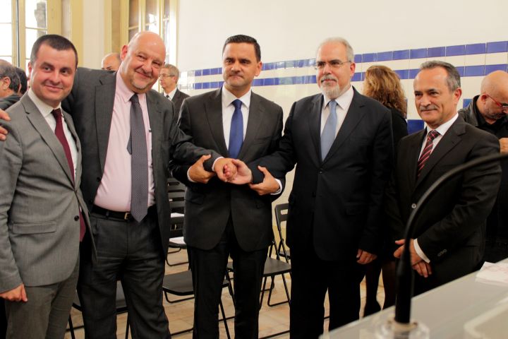 O ministro portugués de Infraestruturas presidiu a firma dos primeiros contratos de mellora da liña do Minho