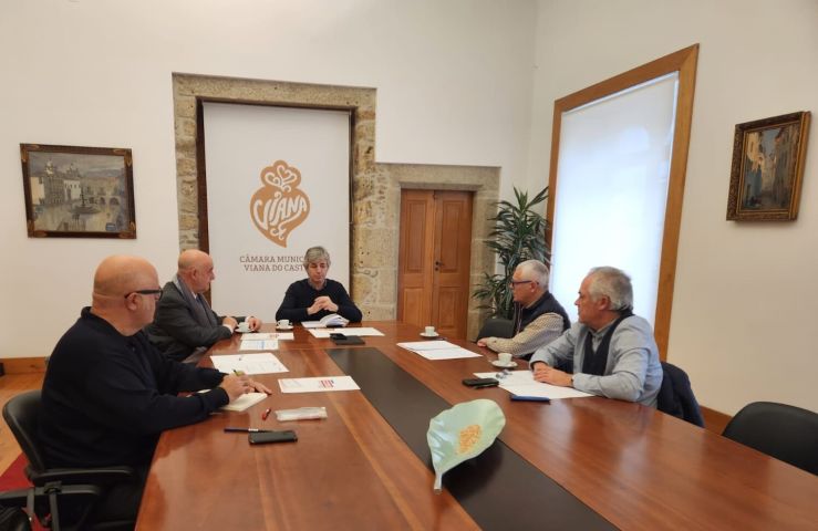O secretario xeral da federación ferroviaria de CC.OO. de Pontevedra reúnese co alcalde de Viana do Castelo e co secretario xeral do Eixo Atlántico, que mostra o seu apoio e interese á liña piloto Vigo-Viana